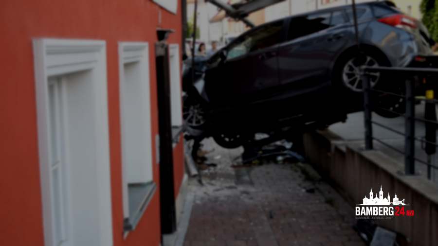 Auto durchbricht Hauswand in Bamberg – 86-Jähriger schwer verletzt