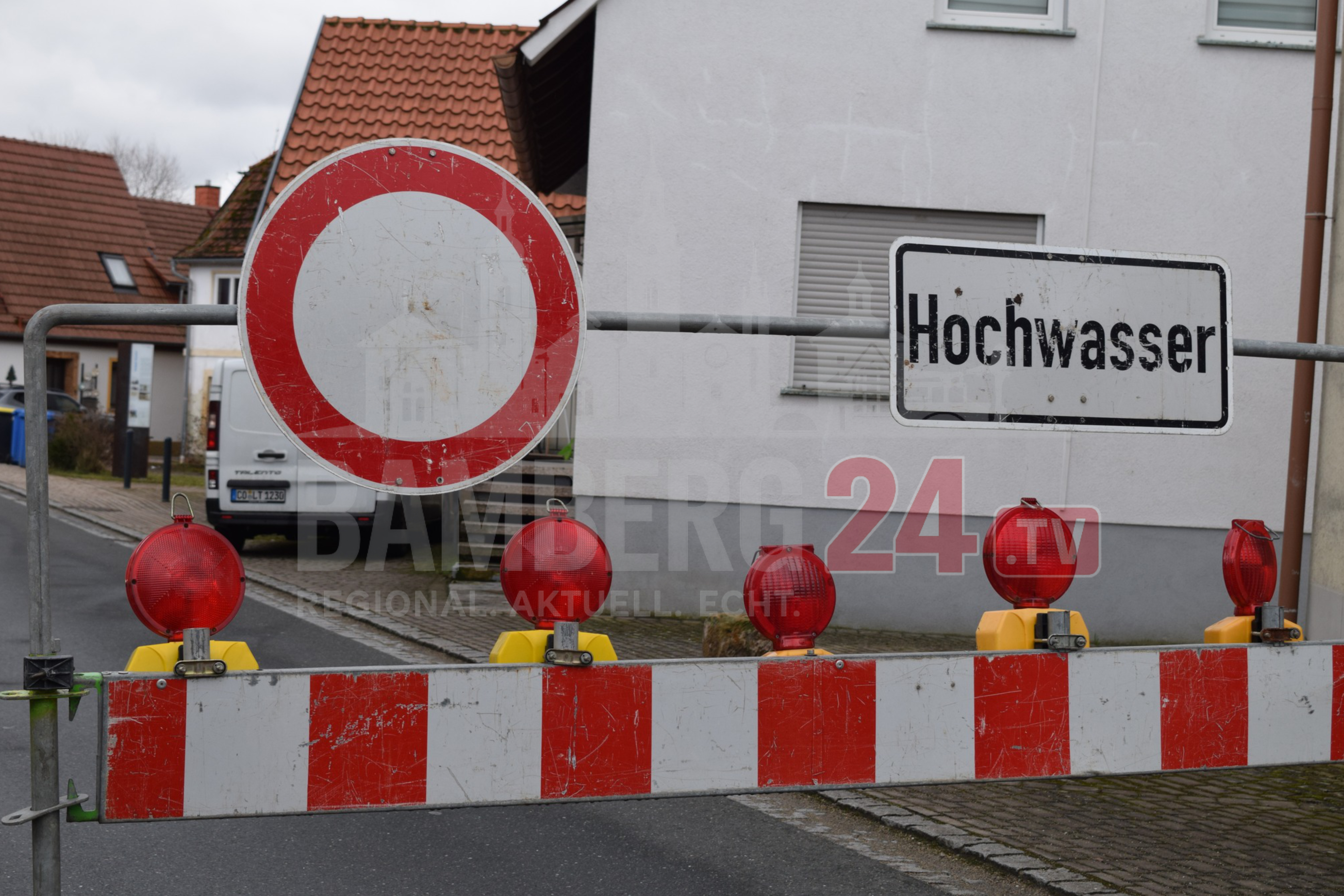 Hochwasser-Alarm in Franken: Meldestufe 3 erreicht – Straßen und Häuser überflutet